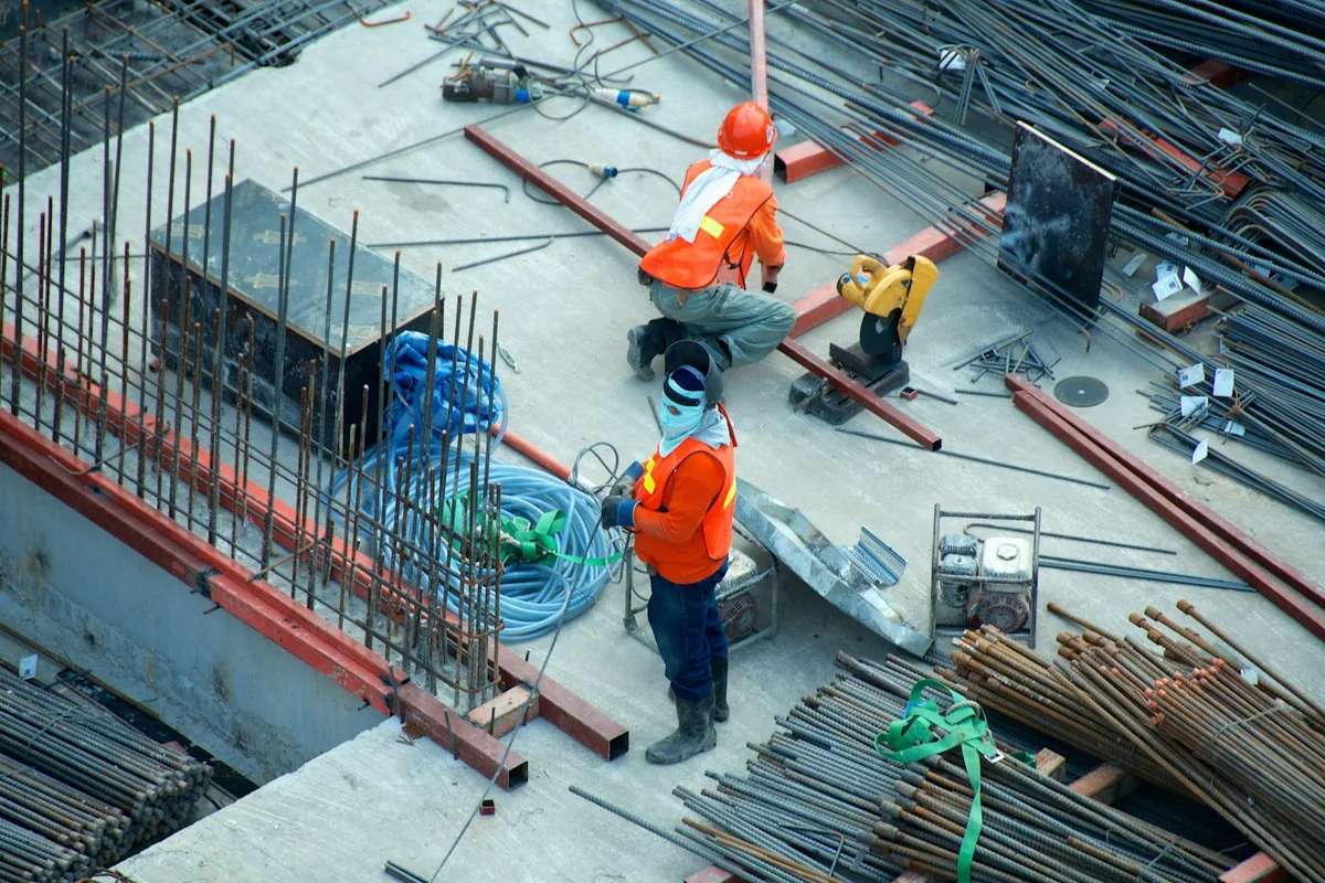 Profesionales de Grande Construcciones revisando planos en una obra