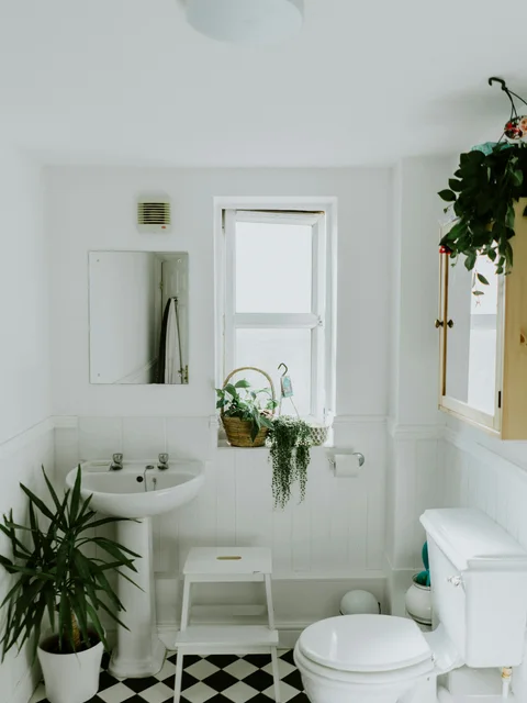 Baño moderno remodelado con porcellanato gris
