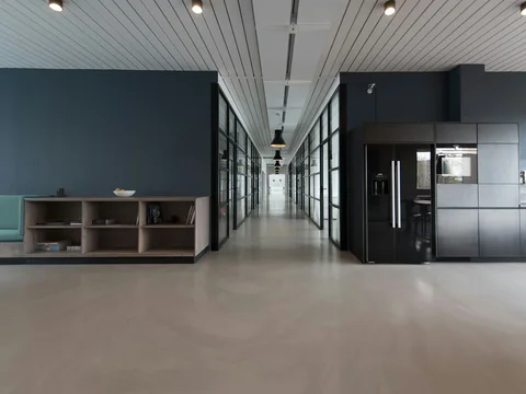 Oficina corporativa renovada con divisiones de vidrio